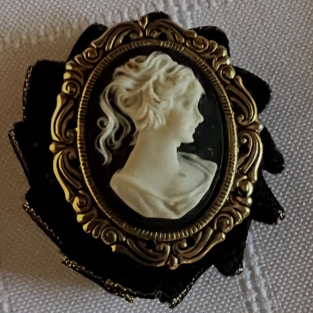 Cameo button cover vintage